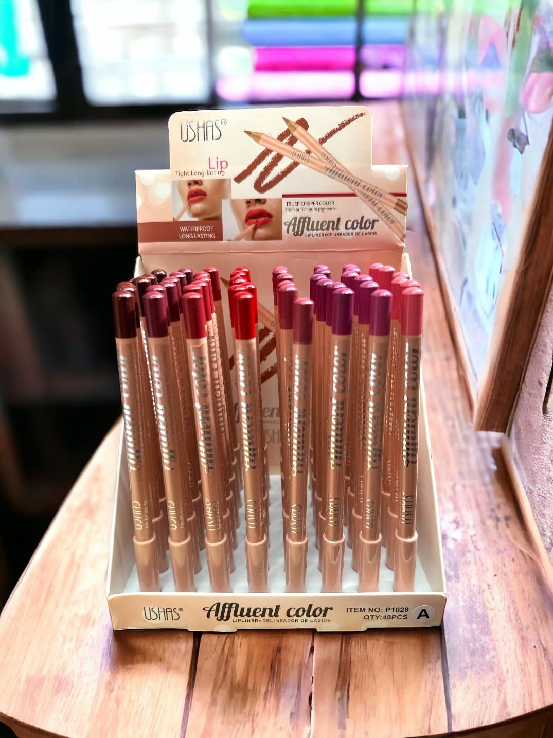 Creion contur buze USHAS Affluent P1028 waterproof long lasting rezistent la transfer