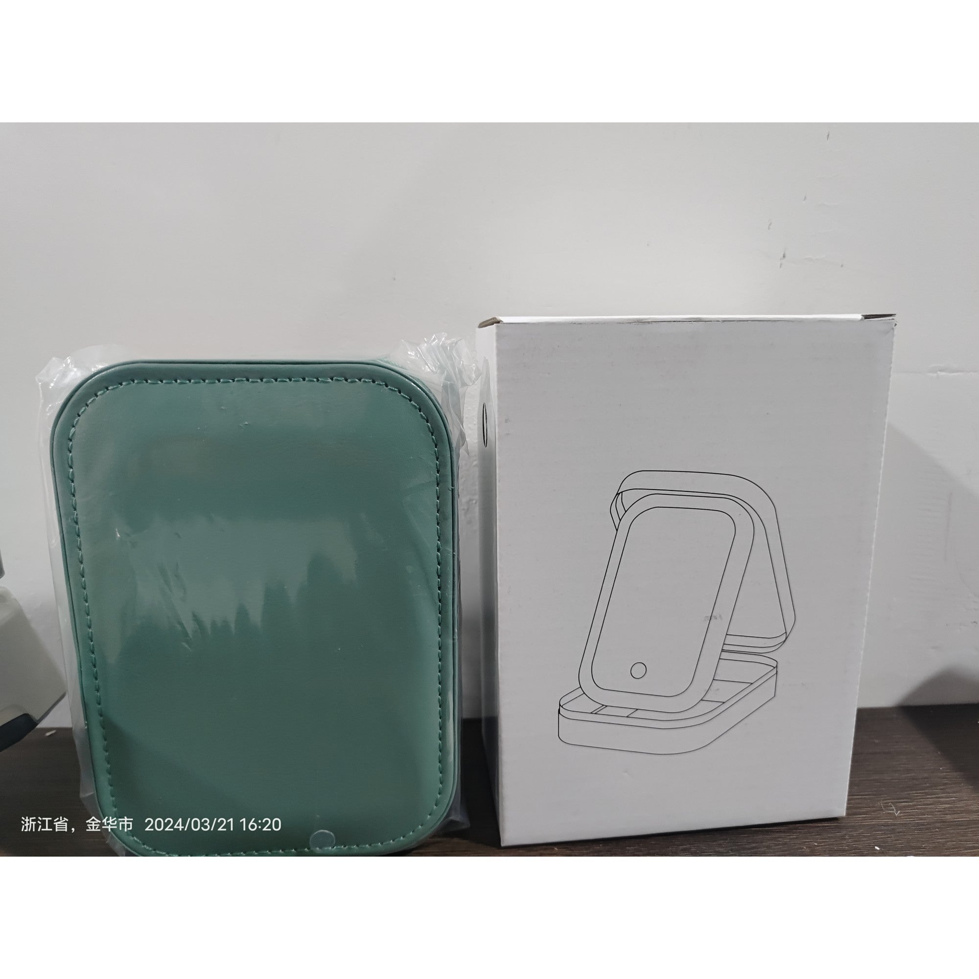 Portfard, Belvia, Geanta Cosmetice, cu Oglinda LED, 3 Moduri de Lumina, Incarcare USB, Baterie 1200 mAh, pentru Organizarea Cosmeticelor, 4 Compartimente, Imitatie Piele, Verde, 16.5x11.5x6 cm