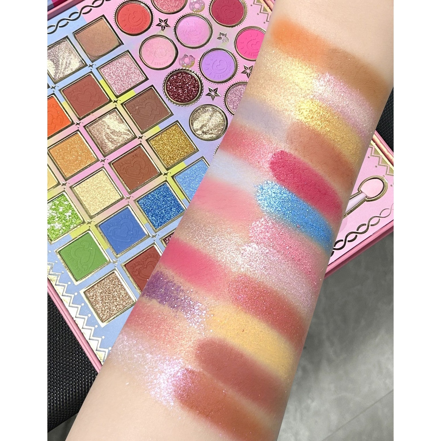 Paleta de Machiaj, KEVIN & COCO, Best Partner, Fard de Pleoape, Breloc si Cercei, 50 culori, 22 x 21 x 5cm